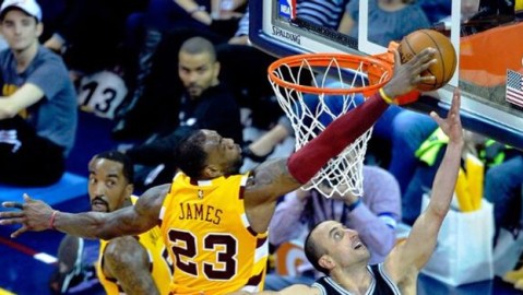 打破尘封29年纪录！NBA出场次数最多球员易主，这铁人不老